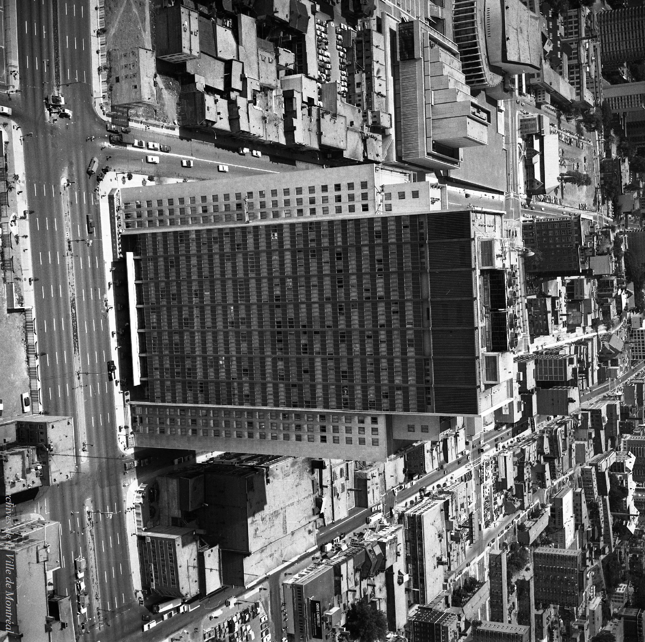 Hôtel de ville, Place Radio-Canada, Hydro-Québec, Place des Arts, etc / Louis-Philippe Meunier . - 22 juin 1970