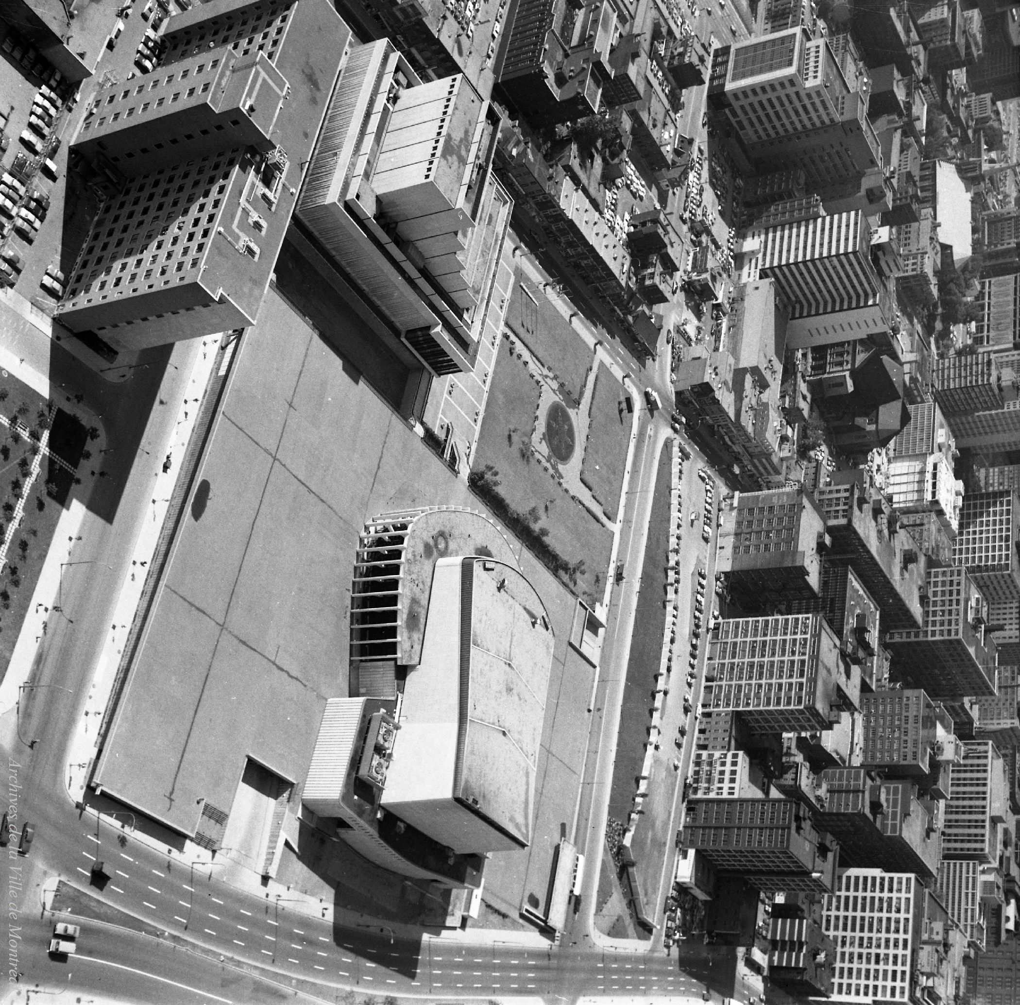 Place des Arts - Place Ville-Marie - Centre-Ville / Raymond Gagnon . - 9 juin 1971