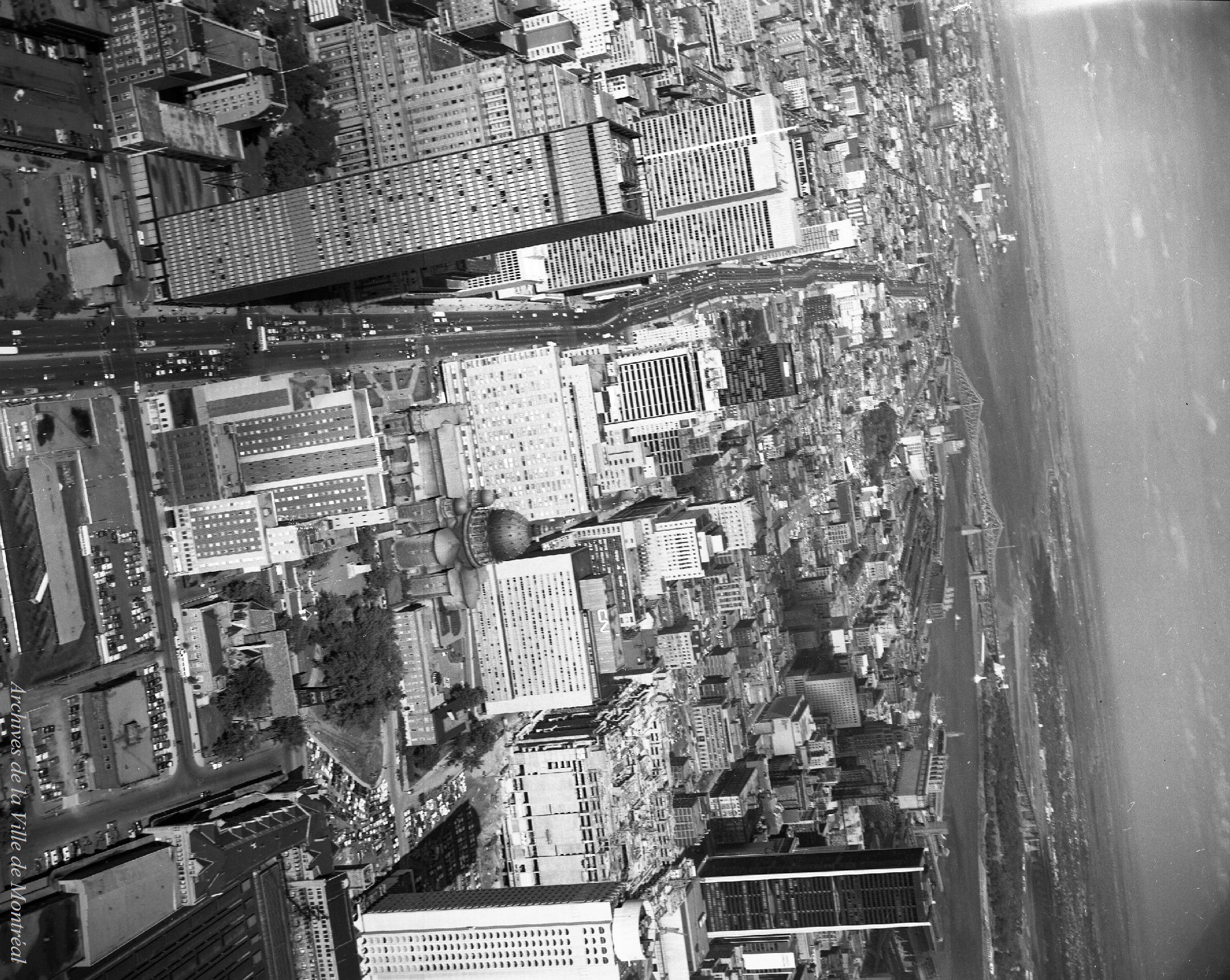 Centre de Montréal vu de tous les angles / Henri Rémillard . - 16 septembre 1966
