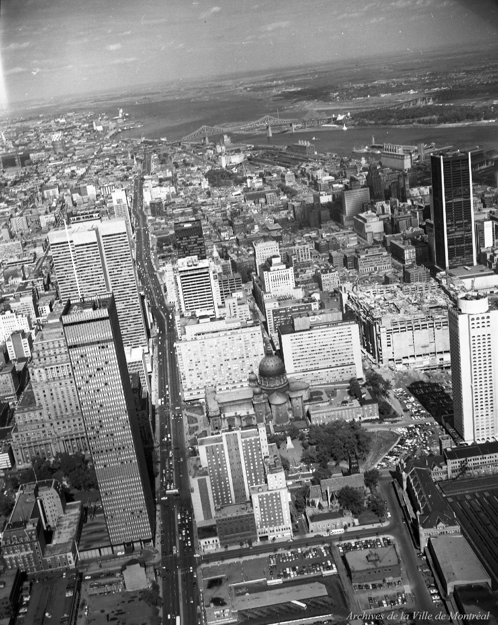 Centre de Montréal vu de tous les angles / Henri Rémillard . - 16 septembre 1966