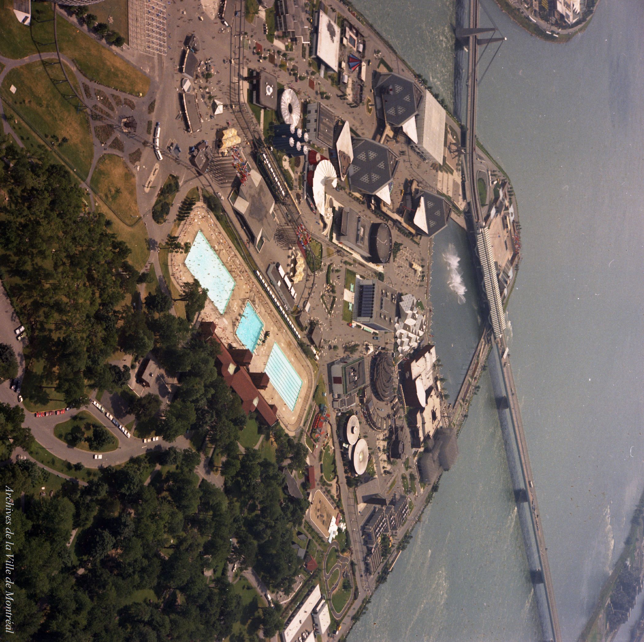 Ile Ste-Hélène - piscine et terrain de sports / Louis-Philippe Meunier . - 31 juillet 1969