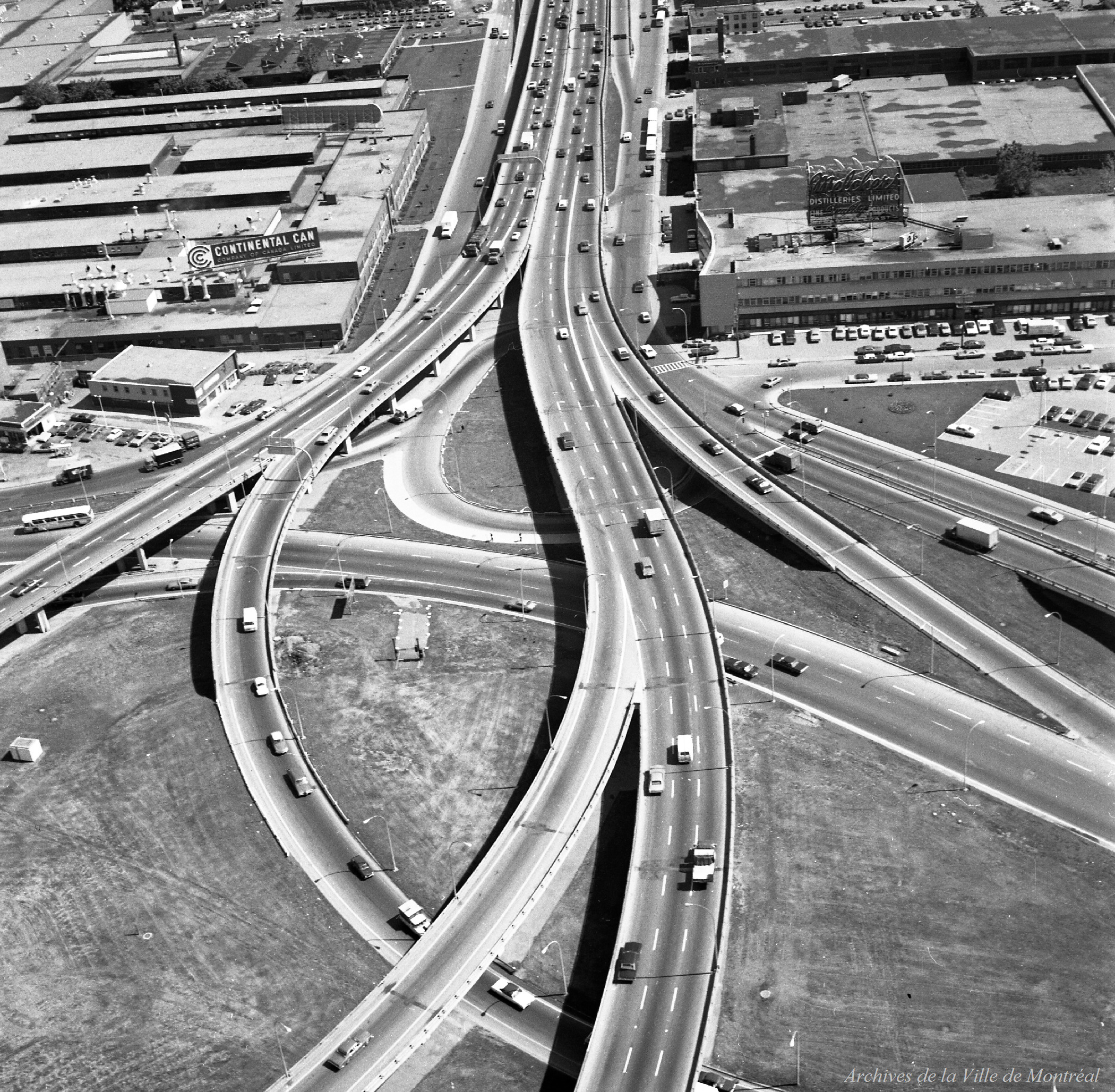 Échangeur Décarie et boulevard Métropolitain - Oratoire Saint-Joseph - Lac des Castors - Centre-ville / Raymond Gagnon . - 9 juin 1971