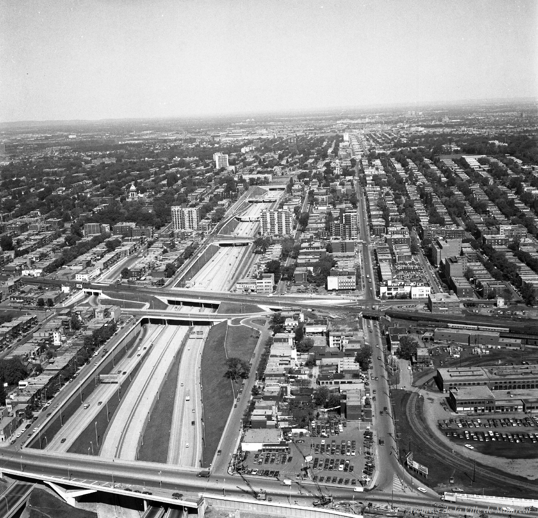Boulevard Décarie - Piste Blue Bonnets - Aéroport de Dorval / Raymond Gagnon . - 9 juin 1971