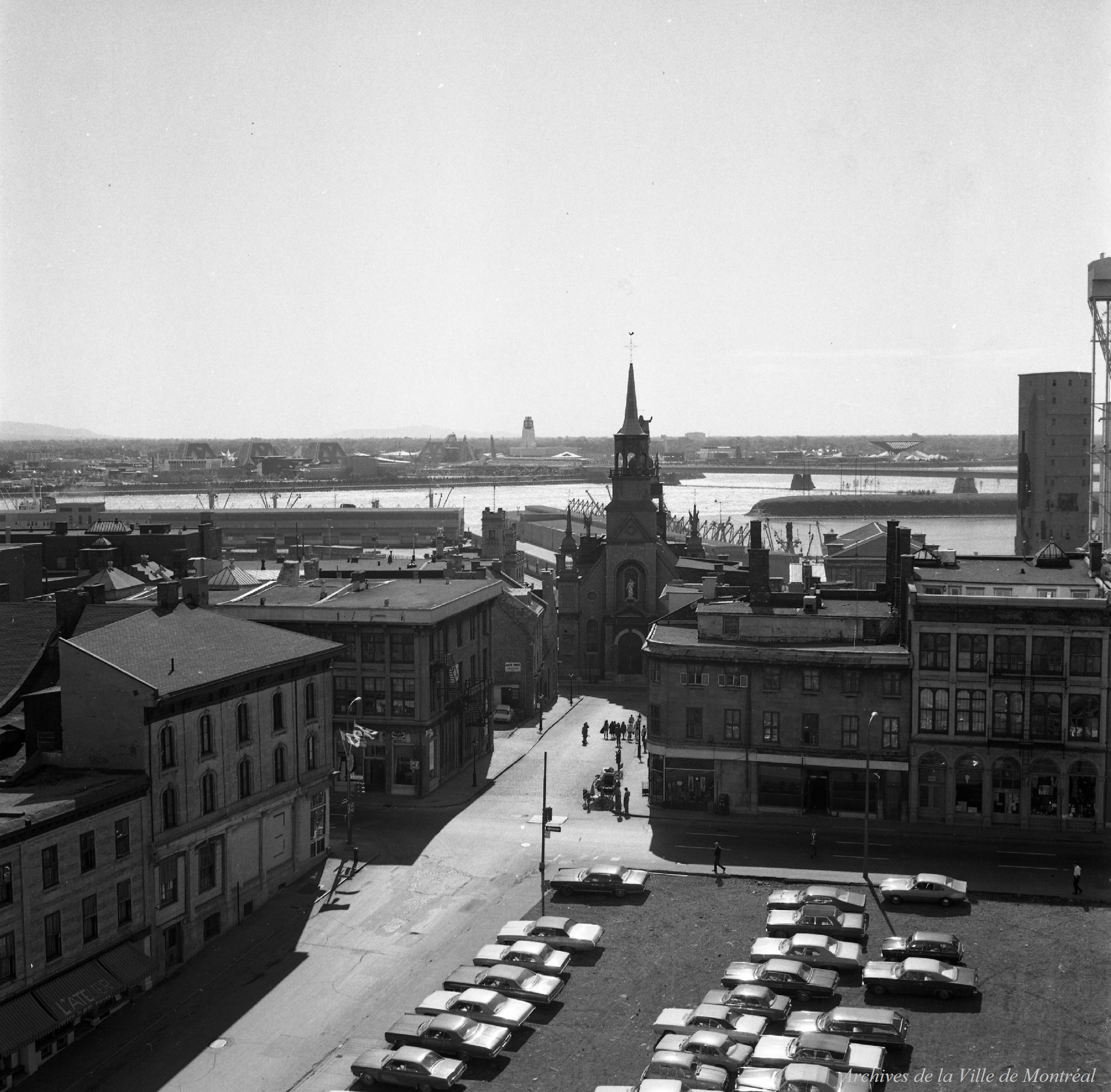 Vieux Montréal - Église Notre-Dame - Place Victoria - Place Bonaventure / Raymond Gagnon . - 9 juin 1971