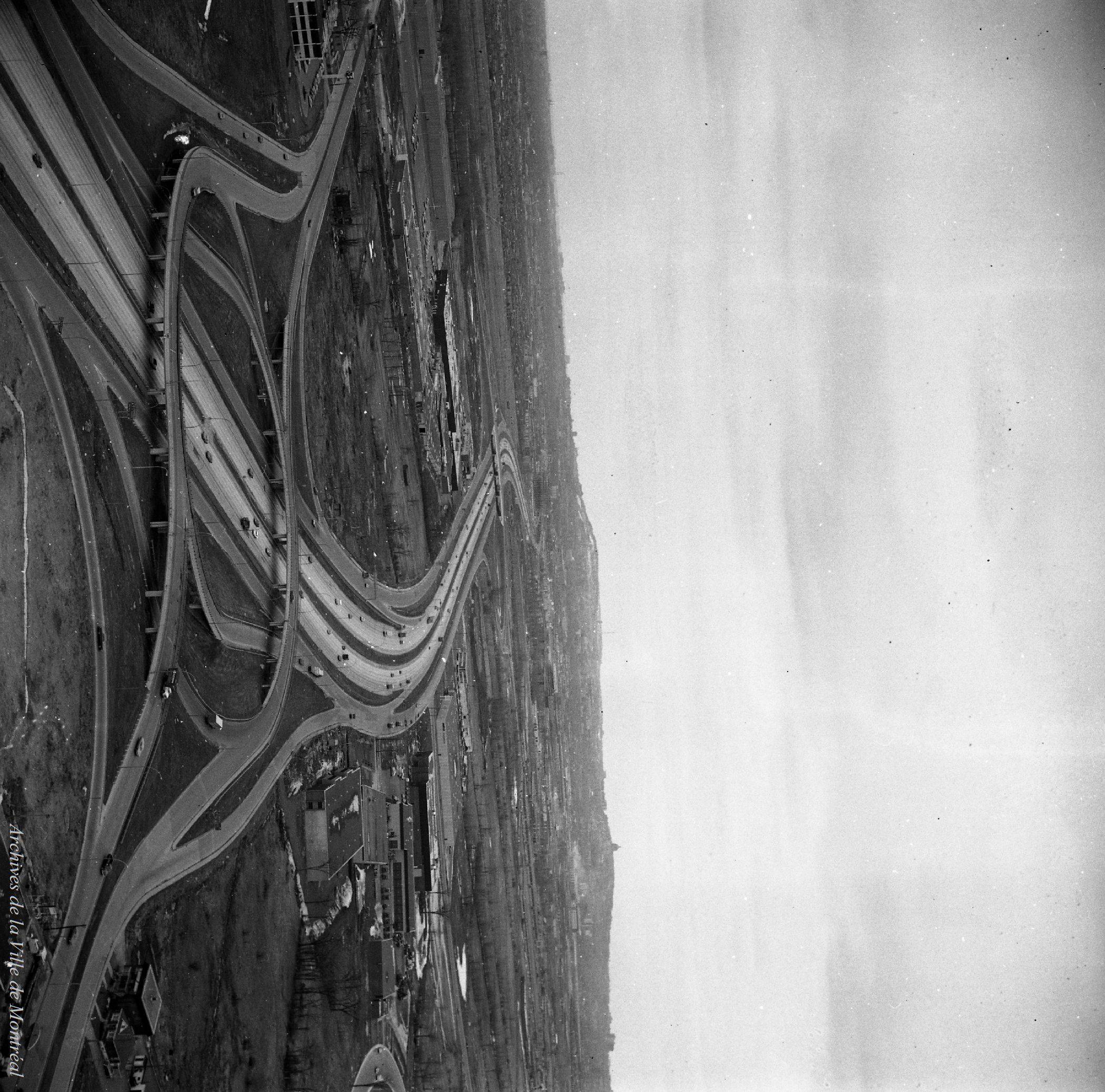 Autoroutes Transcanadienne, Bonaventure, sortie du Pont Champlain et Pont Jacques-Cartier - Police Planification S. Bélair / Rhéal Benny . - 21 mars 1973