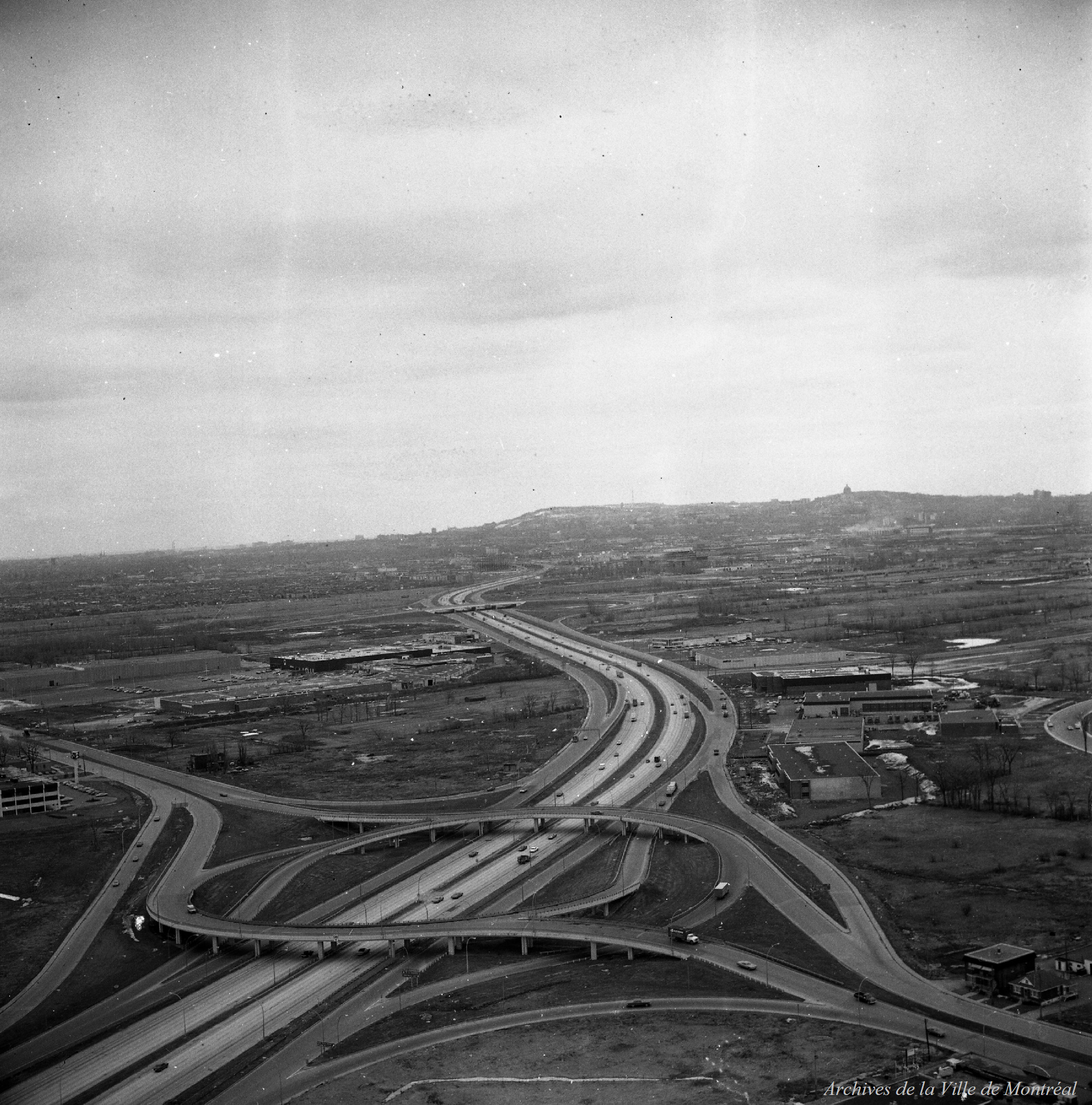 Autoroutes Transcanadienne, Bonaventure, sortie du Pont Champlain et Pont Jacques-Cartier - Police Planification S. Bélair / Rhéal Benny . - 21 mars 1973