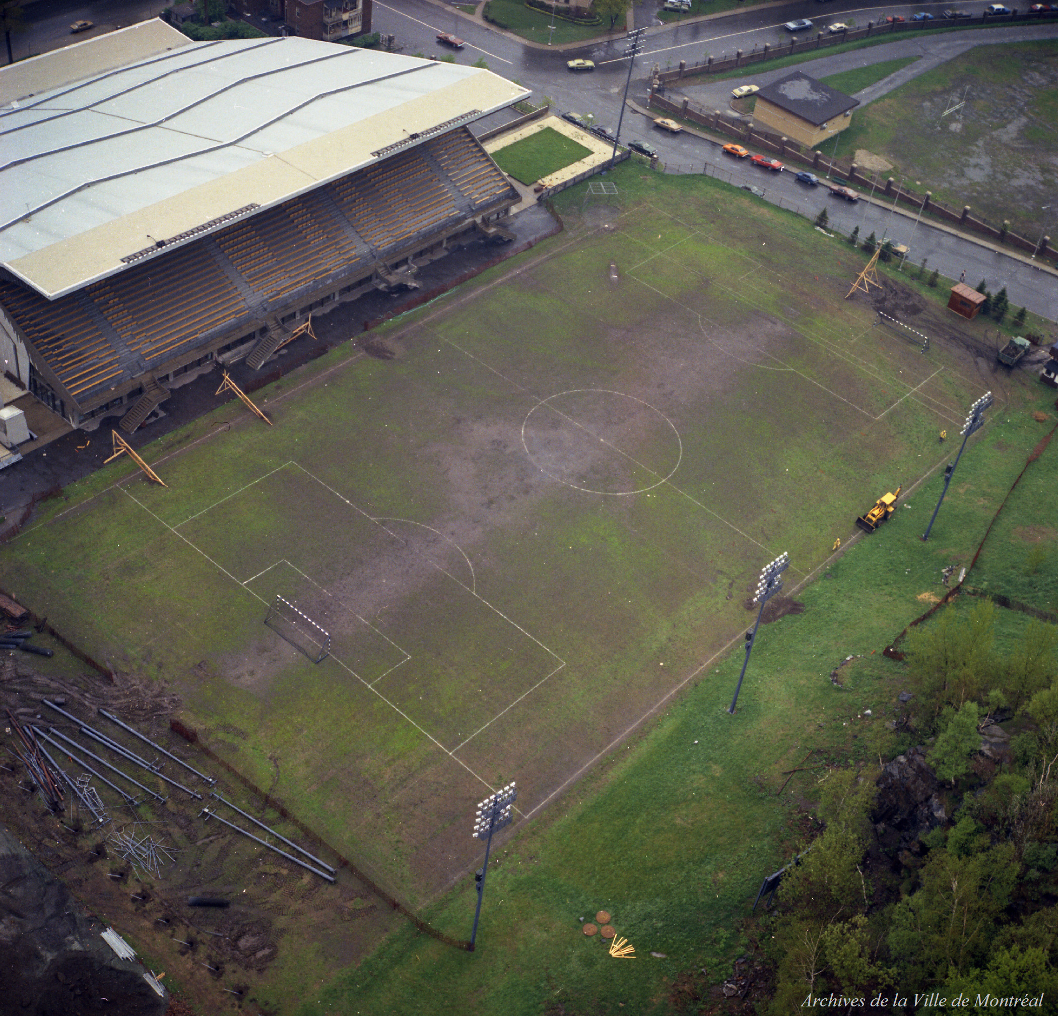 Vélodrome du Parc Olympique en construction - Travaux publics M. Phaneuf / Rhéal Benny . - 6 juin 1974