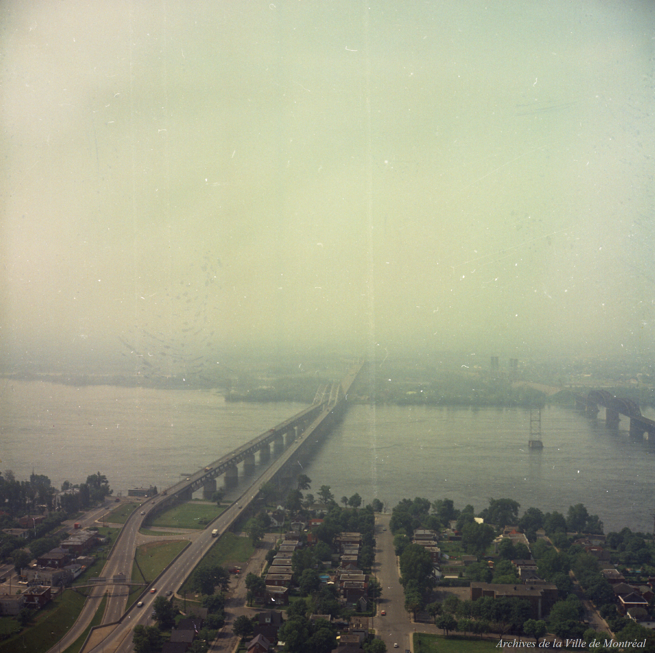 Différents ponts entourant l'Île de Montréal / Vincent Massaro . - 4 juillet 1974