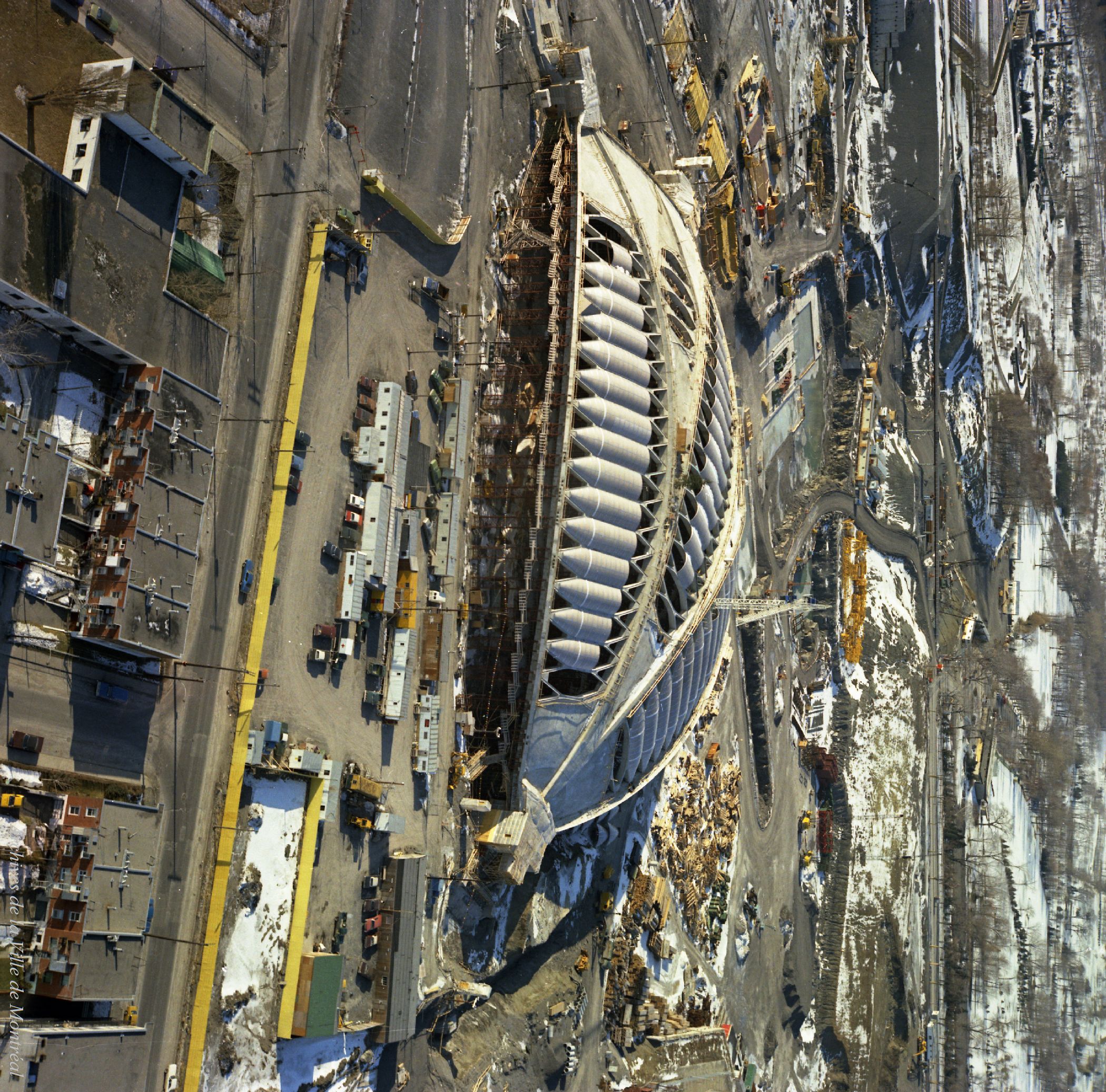 Construction du vélodrome et du stade olympique / Rhéal Benny et Vincent Massaro . - 15 janvier 1975 au 2 août 1976