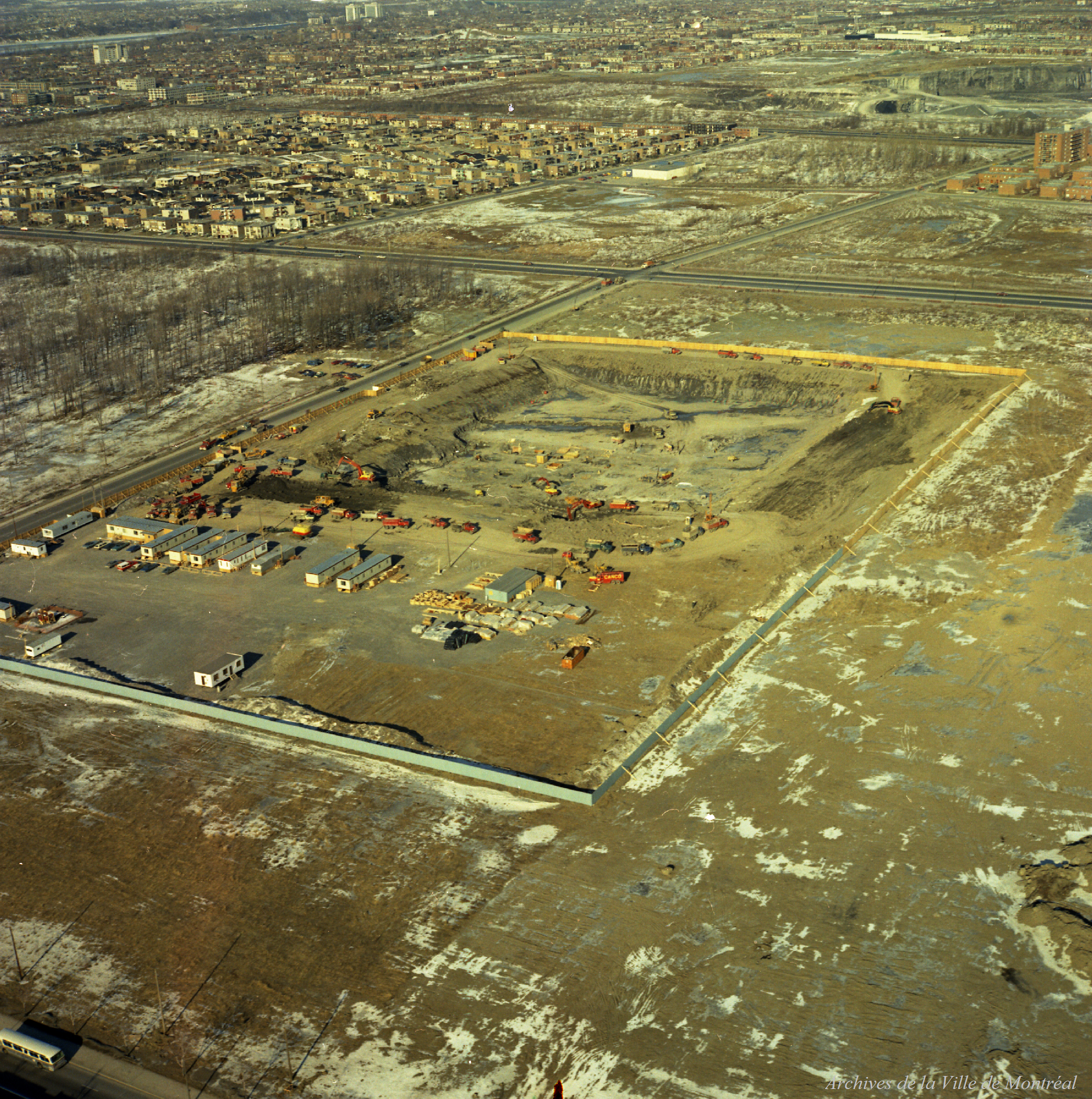 Construction du Centre Claude-Robillard / Rhéal Benny, Vincent Massaro et Martel . - 15 janvier 1975 au 2 août 1976
