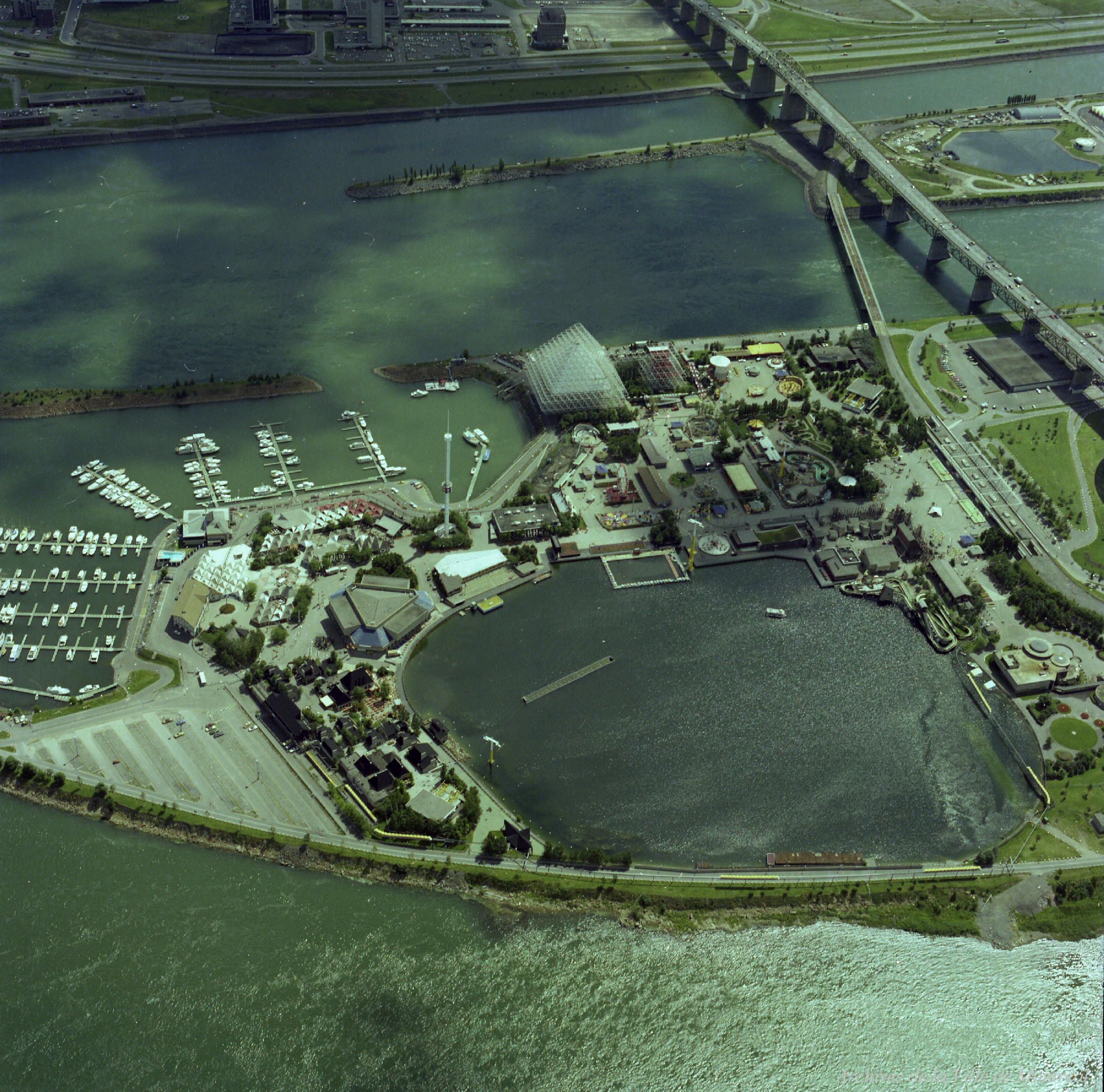 Vue d'ensemble de la Terre des Hommes, de l'île Ste-Hélène, de l'île Notre-Dame et de La Ronde / Rhéal Benny . - 2 août 1976