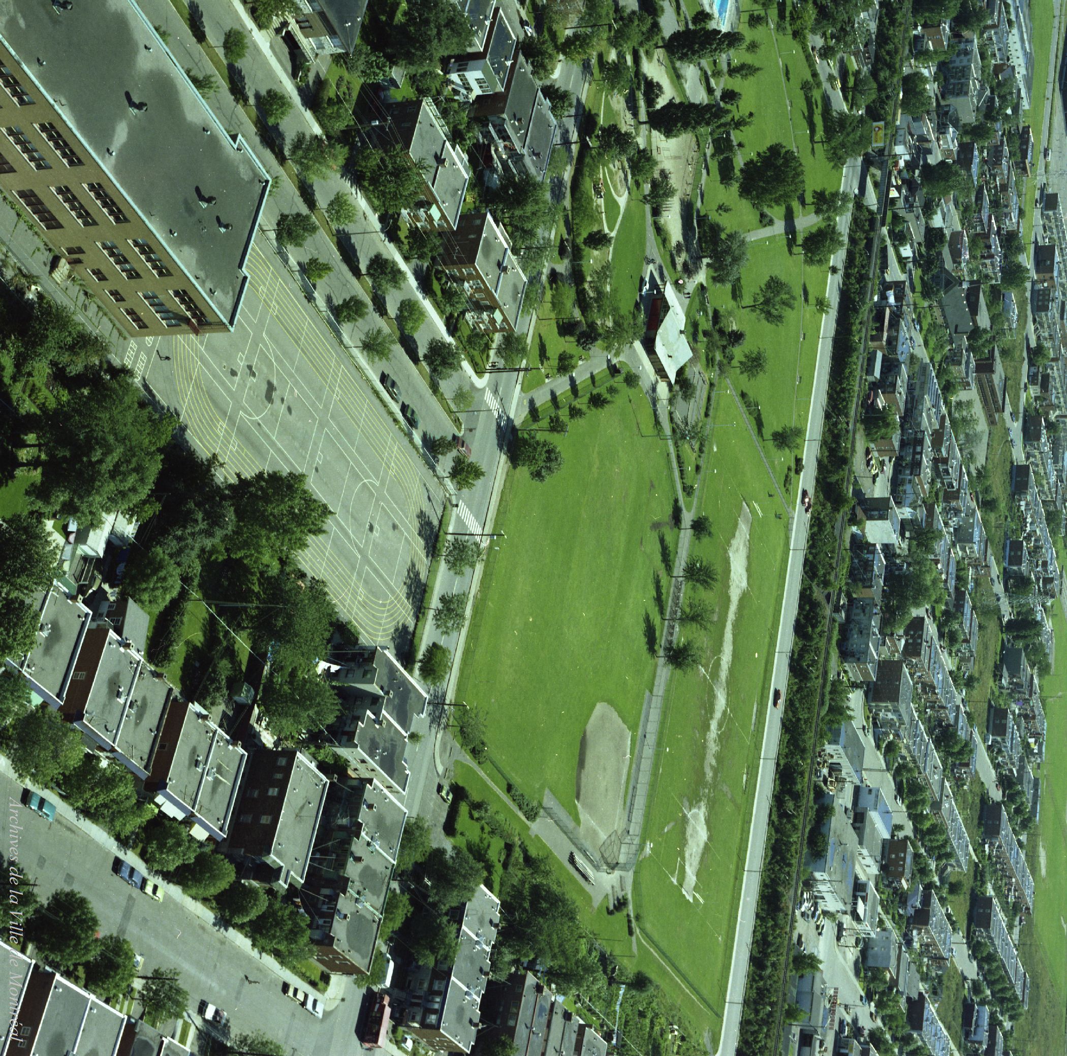 Répertoire des parcs et des installations sportives et récréatives de la Ville de Montréal / Rhéal Benny . - 2 septembre au 5 novembre 1976