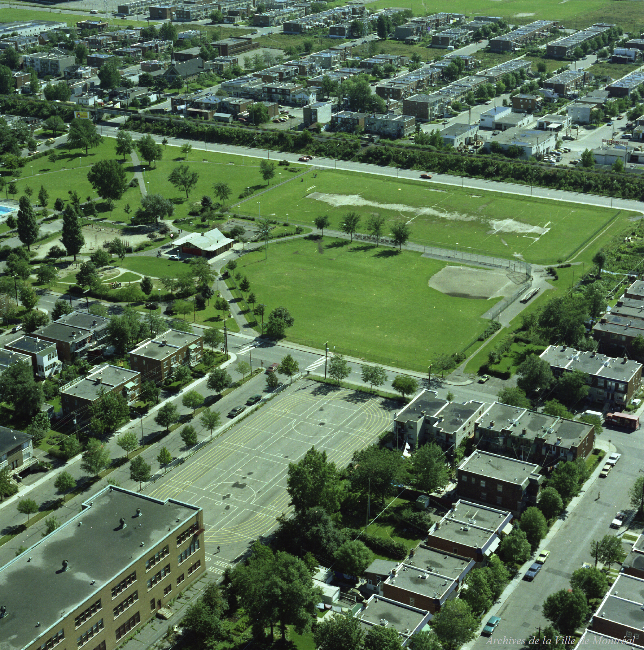 Répertoire des parcs et des installations sportives et récréatives de la Ville de Montréal / Rhéal Benny . - 2 septembre au 5 novembre 1976
