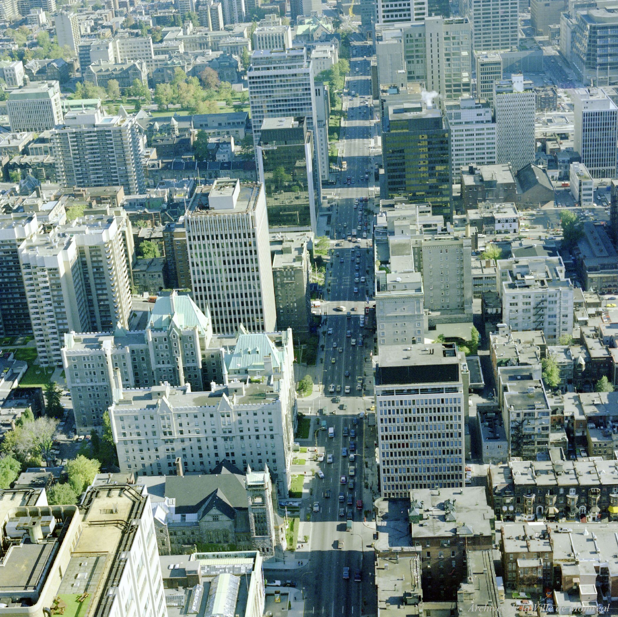 Rue Sherbrooke de Atwater à Viau / Rhéal Benny . - 30 septembre 1976