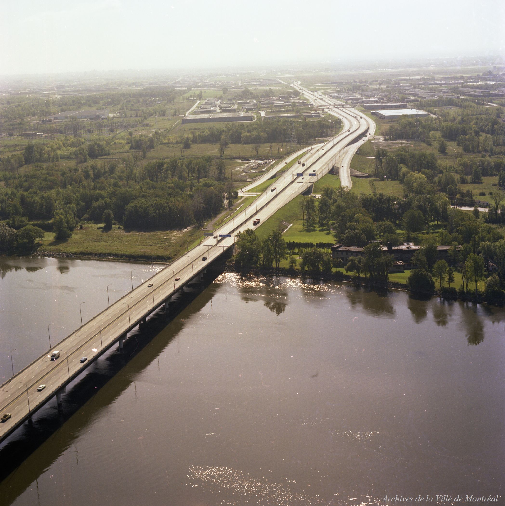Rive de la Rivière-des-Prairies, côté sud de l'autoroute 13 au pont Pie-IX / Rhéal Benny . - 15 septembre 1977