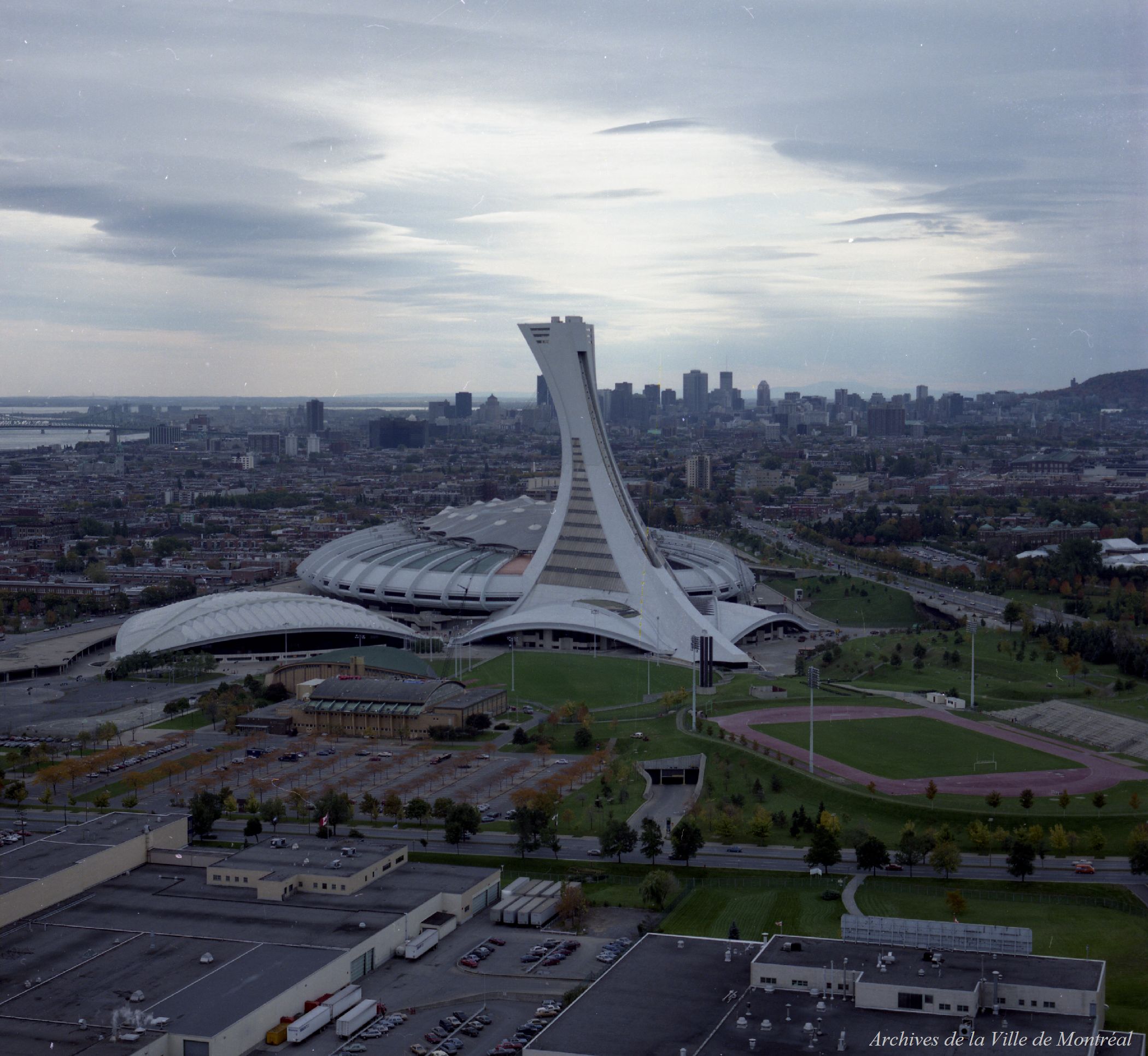 Stade Olympique; Parc Olympique; Centre-ville vu de l'ouest; Pont Champlain avec vue panoramique de Montréal et Bibliothèque Centrale / R. Martel . - 9 octobre 1987