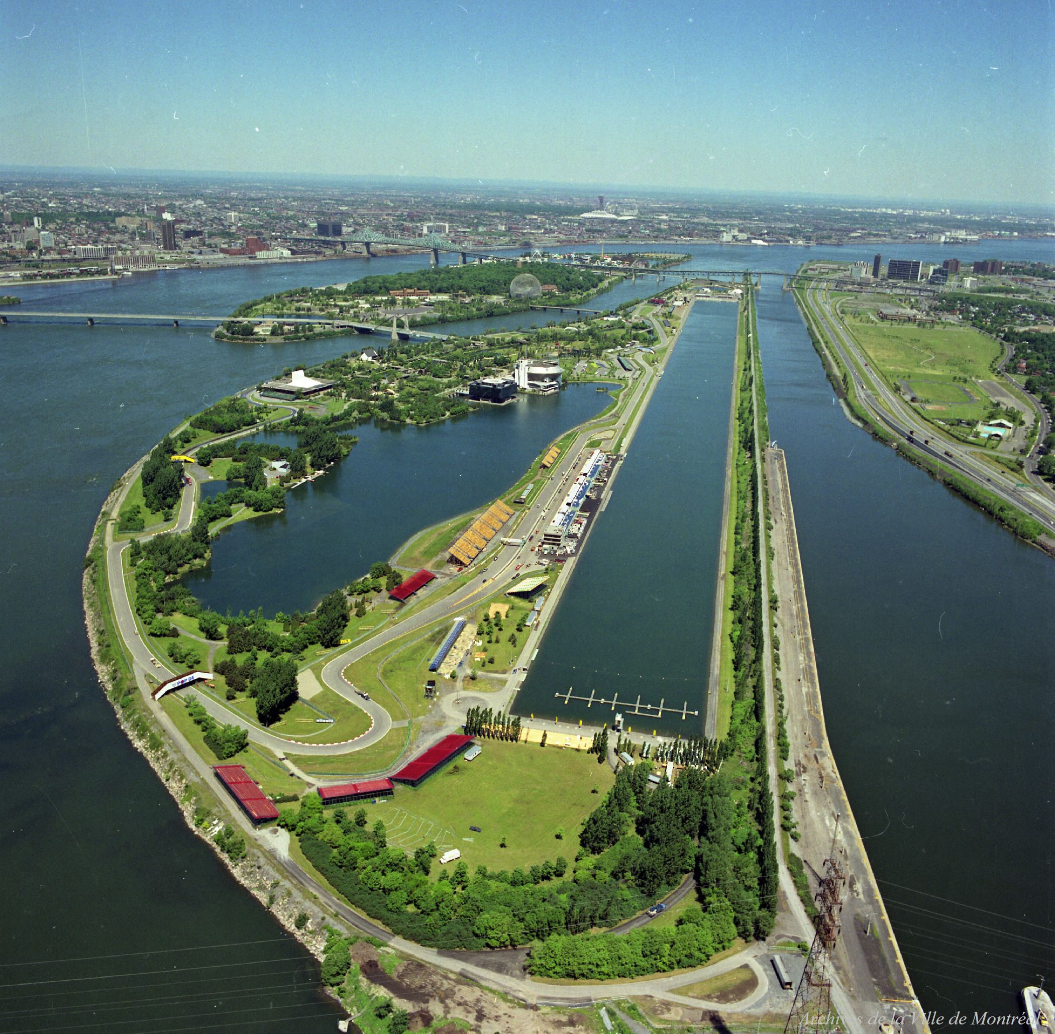 Vues aériennes de Montréal : Carrière Miron, circuit Gilles-Villeneuve et Centre bancaire / R. Martel . - 12 juin 1989