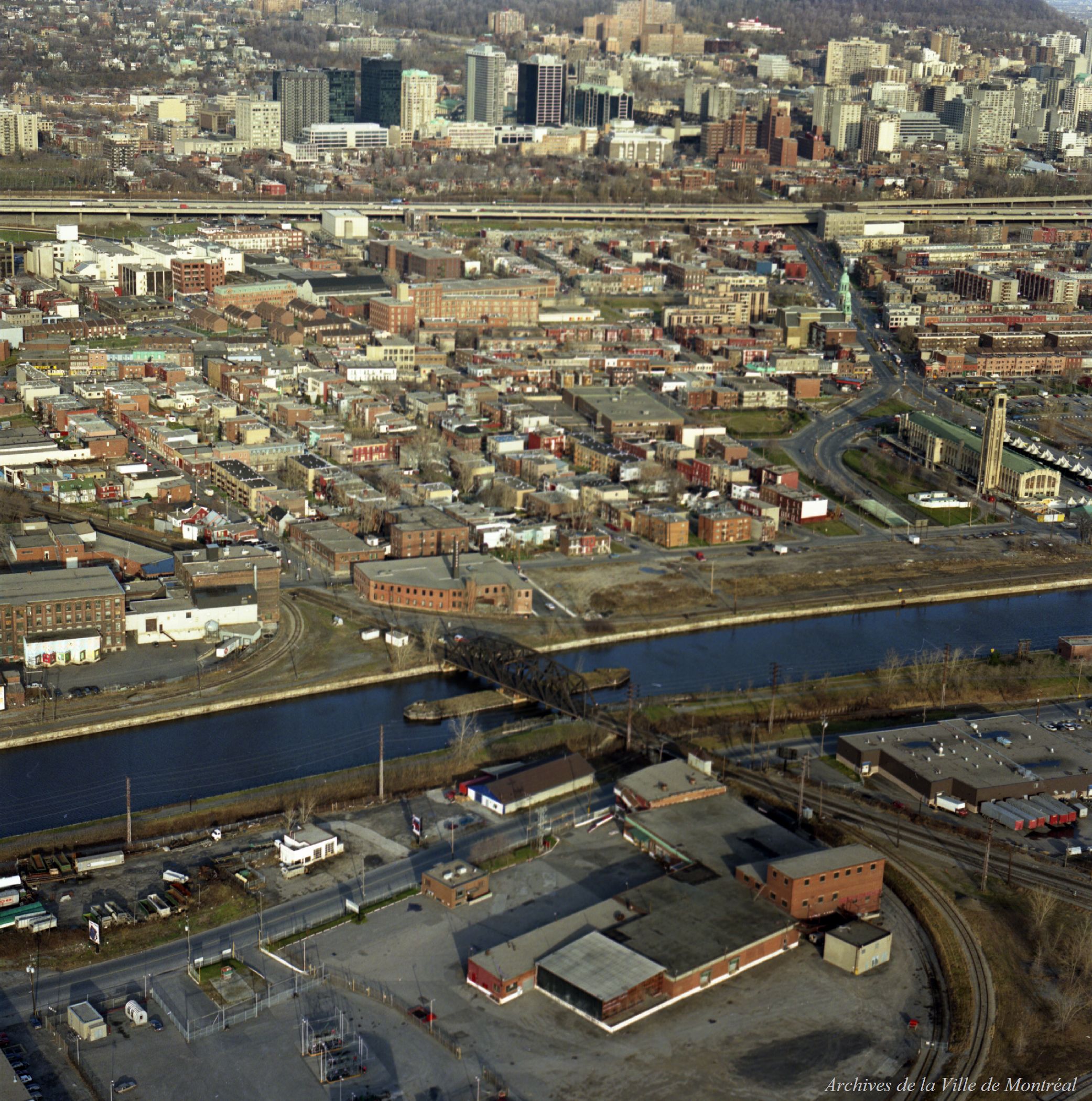 Photographie aérienne pour HDU (Habitation et développement urbain) / Denis Labine . - 2 décembre 1991