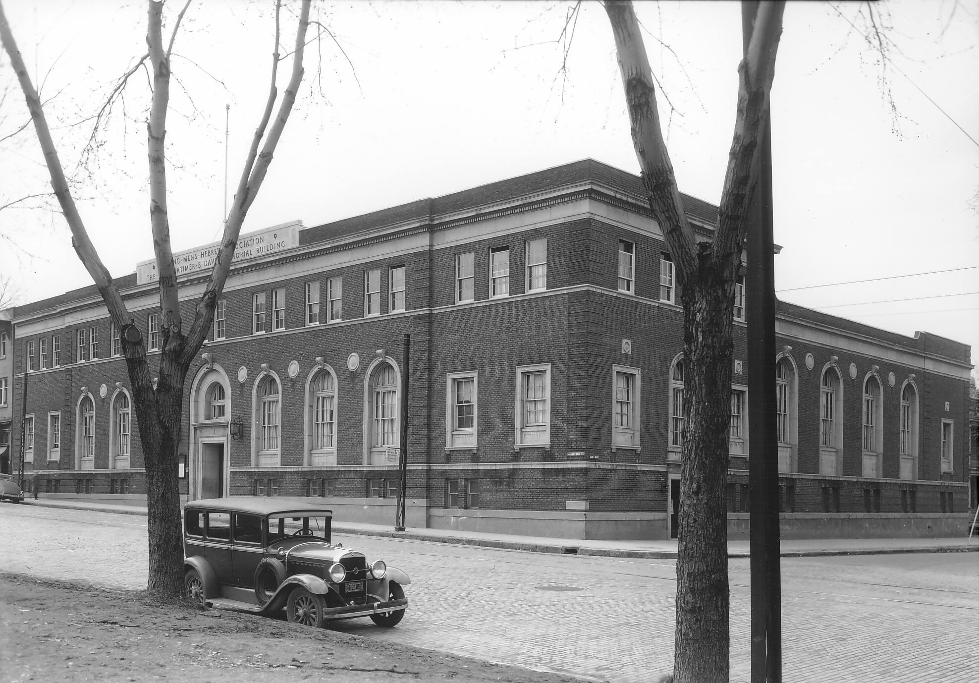 Sir Mortimer-B. Davis Memorial Building (265, rue Mont-Royal Ouest, à l'angle de la rue Jeanne Mance)