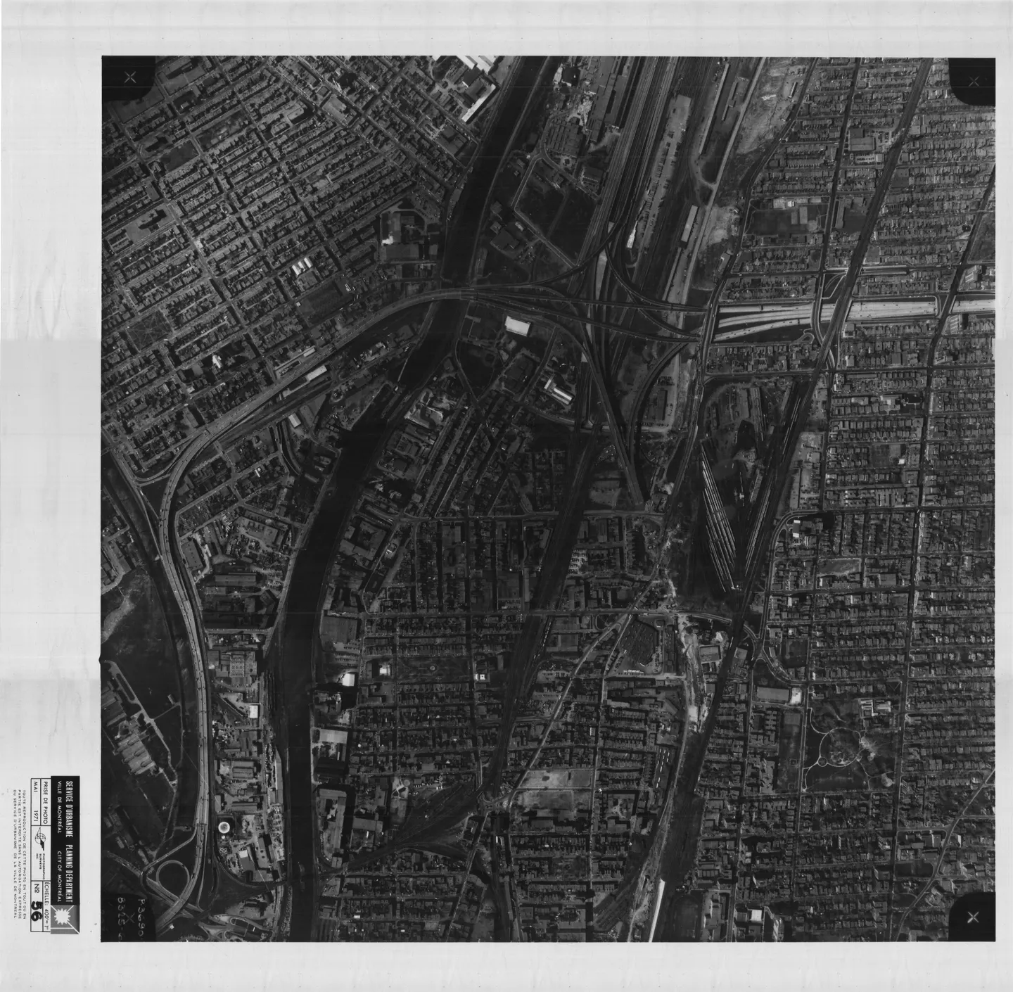 Photo noir et blanc d'une rue de Montréal entourée de bâtiments et de voitures garées